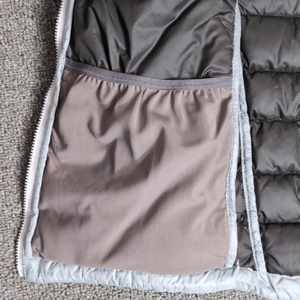 L.L. Bean Downtek Puffer Vest Size Large-Reg In Bluish-Silver Stowaway Pocket - Picture 10 of 12